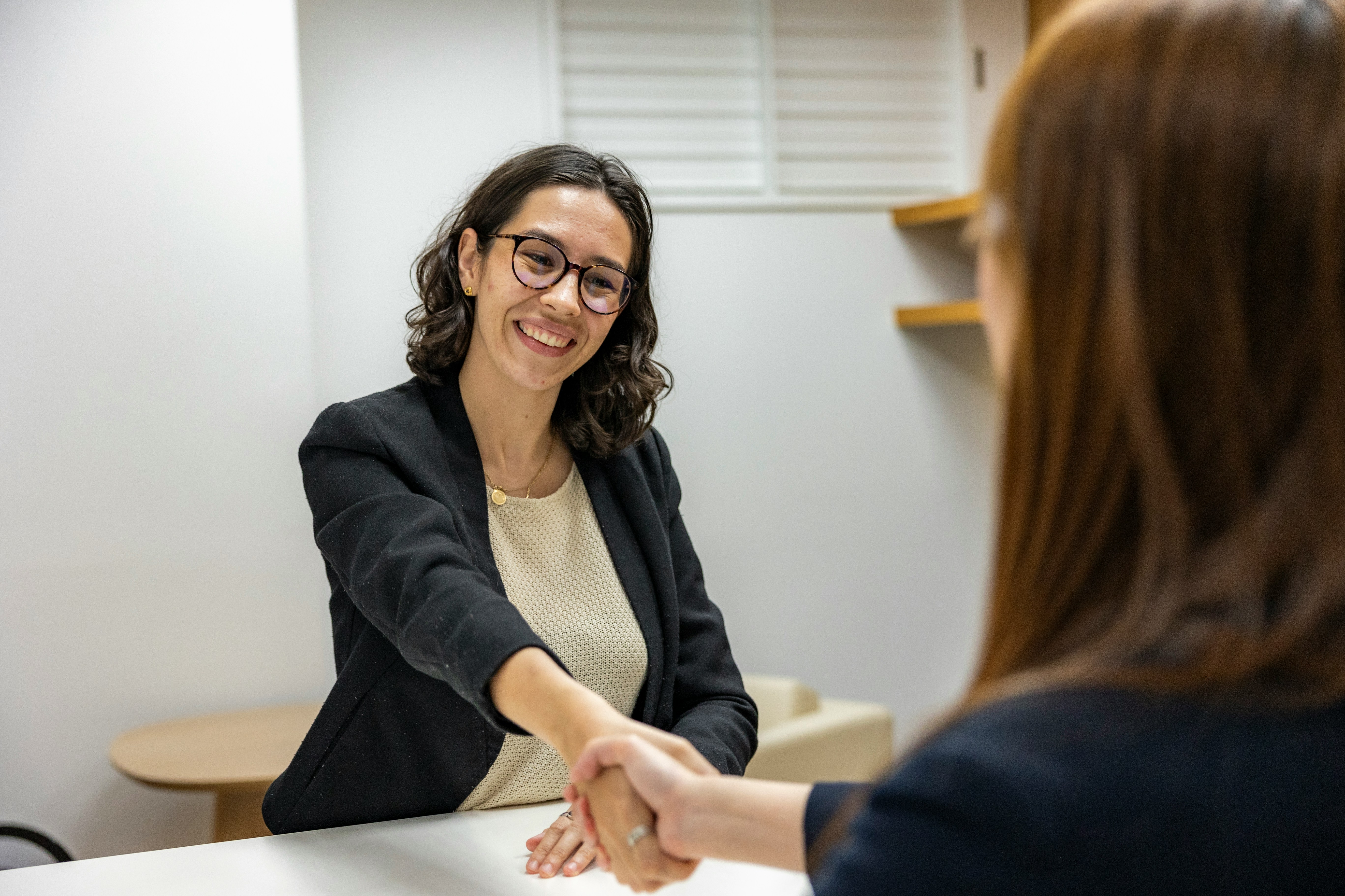 Zufriedener Kunde mit professioneller Webseite